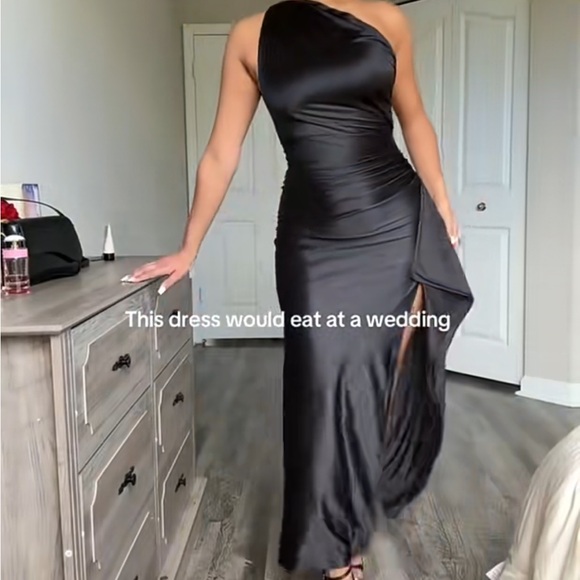 TikTok dress, Elegant Black One-Shoulder Dress silky and stretchy - Picture 1 of 2